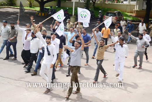 NRSS portray black flag against Sadananda Gowda and Veerappa Moily 1